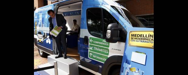 Los trámites de tránsito van rodando | Jaime Pérez | En el parque de El Poblado se presentó ayer, de manera oficial, la nueva unidad móvil para realizar trámites de tránsito. Desde hace quince días comenzó a prestar sus servicios, como prueba piloto en algunos eventos especiales.