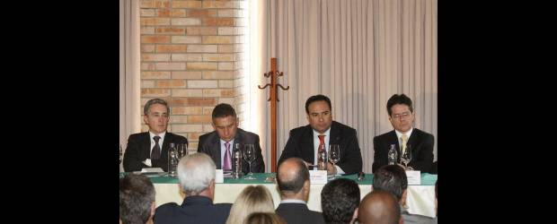 Acuerdo bananero en la OMC se firma en mayo | Juan Fernando Cano | El presidente Álvaro Uribe Vélez junto al presidente de Augura, Roberto Hoyos Ruiz, el ministro de Comercio, Industria y Turismo, Luis Guillermo Plata y el embajador de Colombia ante la Organización Mundial de Comercio (OMC), Eduardo Muñoz Gómez, encabezaron ayer la asamblea de Augura.