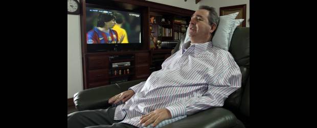 Montoya, duro con la mente | Hernán Vanegas, Caldas | Buena parte del día, el técnico Luis Fernando Montoya se la pasa al frente al televisor, viendo partidos de fútbol, lo que representa su recreación. El profe ha ganado peso, hace seis meses dejó el respirador que le ayudaba y sigue con la firme ilusión de volver, algún día, a los campos de juego. Durante varios años ha analizado el juego de Lionel Messi, quien se ve atrás en la pantalla.