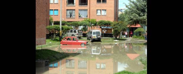30 mil damnificados deja ola invernal en el país | Ana María García, Colprensa-Soacha | Ayer en Bogotá se registraron trancones de hasta cinco horas debido a las inundaciones en las vías. En Soacha, Cundinamarca, 40 familias resultaron damnificadas al desbordarse la quebrada Tibanica.
