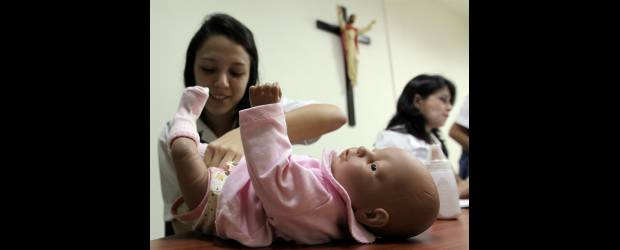 Mamá por un fin de semana | Julio Cesar Herrera | Los simuladores tienen el peso de un bebé de tres meses. Para que no interfiera con las actividades de clase, ni perjudique el sueño de los estudiantes, la actividad se realiza durante los fines de semana.