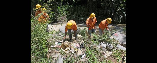 Unidos por La Liboriana | Enviado Especial, Juan Fernando Cano | Sombreros, botellas, troncos de madera, toallas higiénicas y toda clase de residuos peligrosos se le sacaron a La Liboriana en un día.
