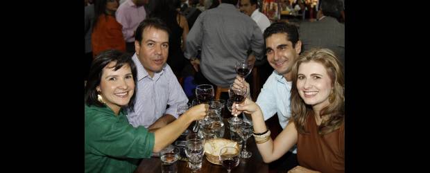 Vendimia 2010, 180 opciones para brindar | David Sánchez | Carolina Molina, Daniel Álvarez, Pablo Arango y Mónica María Isaza brindaron con tintos de Malbec durante la noche de inauguración de Vendimia 2010.