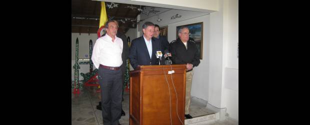Frente contra la extorsión a mineros | Gustavo Ospina Zapata | El Ministro de Defensa y el Gobernador, en la base de Rionegro.