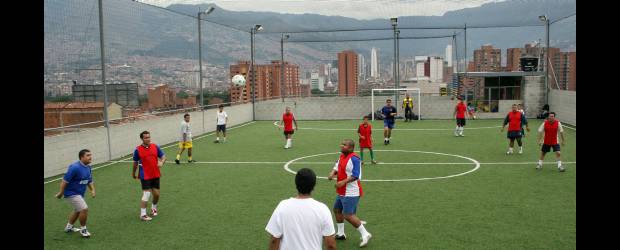 El 'picaíto' con amigos, un negocio redondo y próspero | Manuel Saldarriaga | Una hora de alquiler de la cancha varía entre 30.000 y 120.000 pesos en los diferentes establecimientos del Aburrá. En promedio, una persona que va a jugar en estos sitios se gasta 15.000 pesos. La foto muestra las canchas El Golazo.