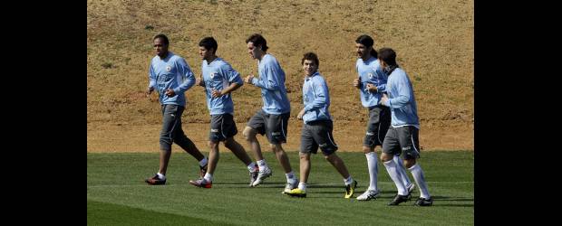 Pegajoso entusiasmo rodea a los uruguayos | Fernando Vergara, AP, Johannesburgo-Sudáfrica | Goza de muy buena salud el seleccionado uruguayo. Es el único representante suramericano en la semifinal. Y era del que menos se esperaba.