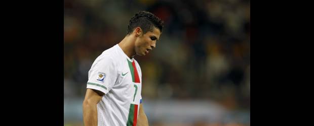 Las grandes figuras fracasaron ruidosamente | Archivo | La cara de decepción lo dice todo, así quedaron todos sus seguidores con la pobre demostración futbolística que hizo Cristiano en Sudáfrica con Portugal.