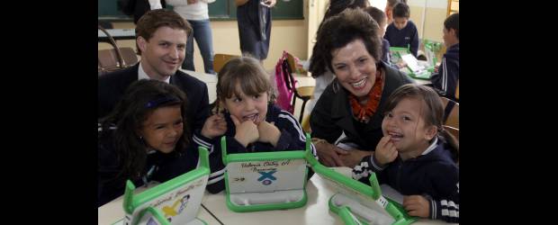 Cosechan frutos en la Marina Orth | Hernán Vanegas | El programa de Un computador por niño está diseñado para los niños desde preescolar hasta quinto de primaria, una etapa de la vida vital en su formación, como señala Maureen Orth, en la foto con varias alumnas.