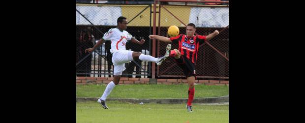 Envigado tuvo el balón, pero no supo marcar | Colprensa, Cúcuta | El duelo entre los laterales Freddy Hurtado y Giovanni García favoreció al segundo, que aportó mucho en el triunfo del Cúcuta sobre Envigado.