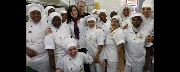 En la cocina de J&C sobra el amor | Jaime Pérez | Aquí todos somos valorados por igual. Es una empresa con alma, señala Laura Montoya, aquí con su esposo y parte del equipo de trabajo.