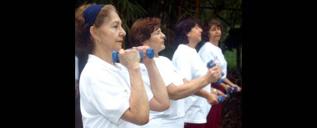 Enfermedades comunes que aparecen a mayor edad | | El desgaste articular es la enfermedad más común asociada con la edad. Para enfrentarla la recomendación es tener una dieta sana y hacer actividad física.