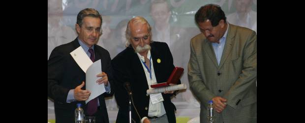 Mataron al presidente de Sintraempaques | Archivo | El año pasado el entonces presidente Álvaro Uribe había condecorado a Germán Restrepo (en el centro). Estuvo presente el hoy vicepresidente, Angelino Garzón.
