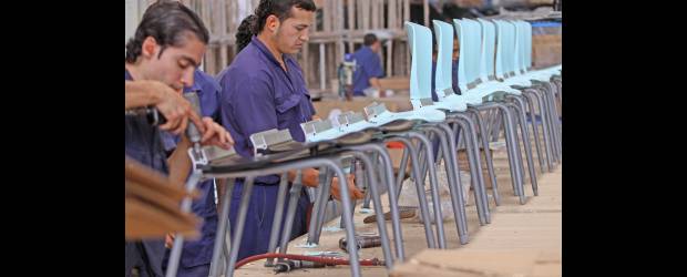Innovación y diseño, las tareas diarias en Muma | Juan Fernando Cano | Esta es la banda de producción de la silla Menta, la ganadora del premio de diseño alemán Reddot Design Award. Manufacturas Muñoz, ahora Muma, ha diversificado sus productos para brindar soluciones integrales.