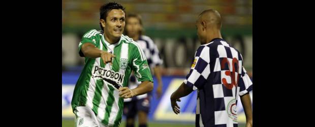 Verdes y águilas van de la mano | Edwin Bustamante | Gracias a la sociedad perfecta entre Marcos Mondaini (foto) y Dorlan Pabón, Nacional eliminó anoche al Chicó, que mereció mejor suerte en el estadio Atanasio Girardot. El técnico José Santa reconoció que las variantes no brindaron lo que esperaba, pero resaltó la clasificación para la tercera fase de la Postobón.