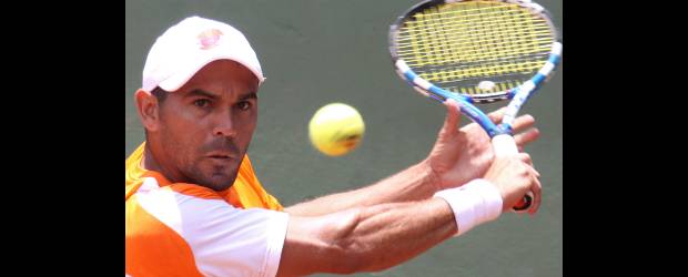 Enamorados de algo más que raquetas | Hernán Vanegas | Víctor Estrella vivió una jornada negra, tras la eliminación del Open a manos de Emilio Gómez, hijo del legendario campeón de Roland Garros en 1990, Andrés Gómez. El juvenil necesitó de casi dos horas de partido para vencer al actual medallista centroamericano con parciales 6-3, 7-6 (4).