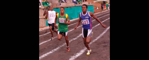 Escolares se ponen medallas | Cortesía Indeportes Antioquia, Coldeportes, Y Primer Panamericano Escolar, Juiz De Flora-brasil | Diego Palomeque, ganador de los 400 metros, registrado por Indeportes la semana pasada en Santa Rosa de Osos. Miguel Dávila, oro y bronce en natación, en tanto que a la izquierda abajo, está la delegación de 25 atletas de Colombia que fue despedida por el director de Coldeportes Jairo Clopatofsky Ghisays.