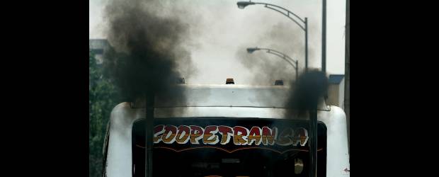 Contamina, entonces pague | | Escenas como estas se intentarán controlar con las sanciones incorporadas en el comparendo ambiental para los autos y conductores contaminantes.