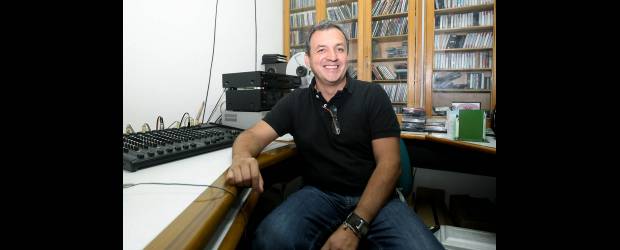 José Luis Arroyave ahora es puente musical | Juan Antonio Sánchez | Ganador en tres oportunidades del Grammy latino como autor y productor, y reconocido en dos oportunidades como Compositor del año (por BMI), José Luis Arroyave quiere ayudar a los nuevos talentos.