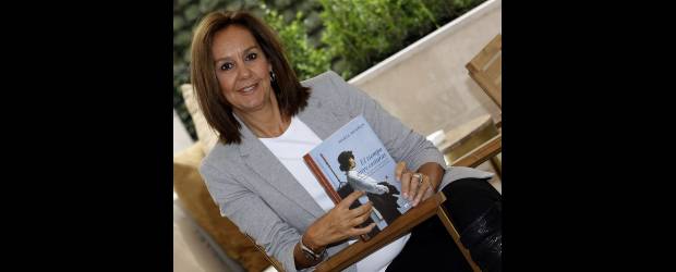 Espías se tejen entre costuras | Cortesía | María Dueñas, doctora en Filología Inglesa, dijo que ya se preparan traducciones a trece idiomas de su primera novela y el canal español Antena 3 adquirió los derechos para llevarla al formato de las series y se piensa en una película de coproducción internacional.