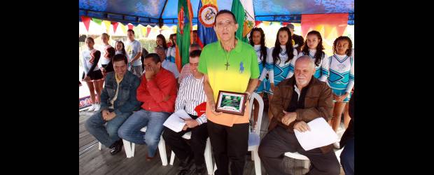 El Loquillo cogió pista en Envigado | Manuel Saldarriaga | El Loquillo Giraldo tuvo la compañía de Juan F. Castrillón (Teleantioquia), Carlos Falcón (Inder), el alcalde José D. Gallo y el disputado Rodrigo Mesa.