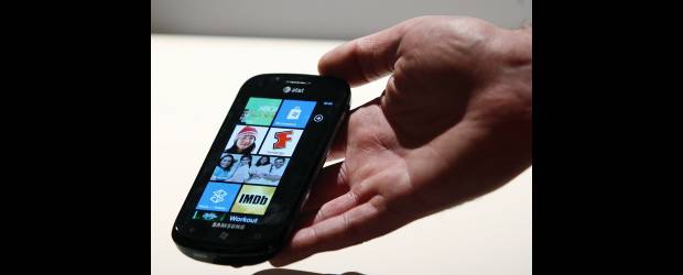Llegan celulares con sello Windows | Reuters | Los celulares que funcionan con Windows 7 tienen pantalla táctil.