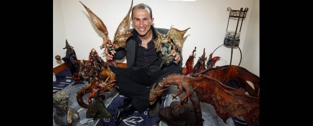 Marlon lava, plancha y arregla casa | Jaime Pérez, La Ceja | Marlon Alirio Pérez Arango abajo de la bicicleta. Todo un modelo, ataviado con una chaqueta Zara que compró en su paso por Italia. En su casa de La Ceja tiene una habitación con gárgolas, dragones, hadas, nomos, hechiceros, magos, todo lo que meta susto. Sus héroes desde niño son Supermán y Batman, láminas que tiene pegadas en su casa, muy cerca de su cama.