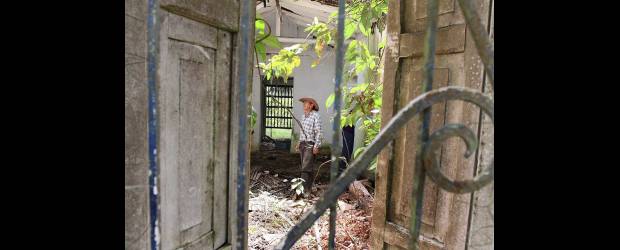 La cultura del olvido | Donaldo Zuluaga | La casa de Rodrigo Arenas Betancourt, en la vereda El Uvital, de Fredonia, está en ruinas. También hay un lío jurídico entre herederos. La Alcaldía contempla la posibilidad de declararla Patrimonio para establecer allí un centro cultural.