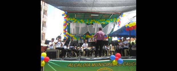 La música enseña la paz en Caucasia | Tip Aura Victoria Suárez Moreno | La Escuela de Música de Caucasia es una alternativa para que los niños, niñas y jóvenes de esta localidad disfruten, aprendan y olviden los dolores que la guerra les ha dejado.