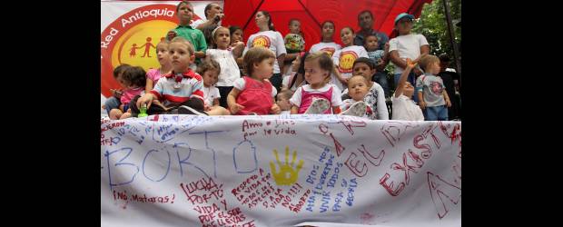 Hasta los más chicos dijeron sí a la vida | Hernán Vanegas | En la concentración por la vida que se llevó a acabo ayer en el parque de El Poblado los más pequeños fueron los protagonistas.
