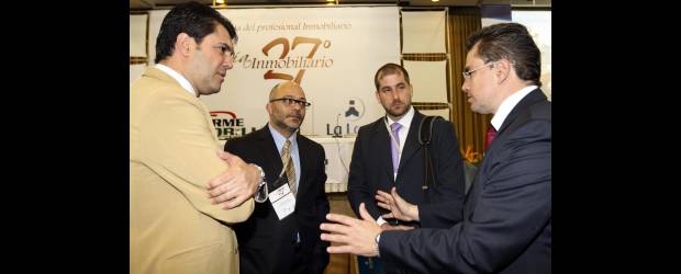 Falta tierra para construir: Lonja | Jaime Pérez | Federico Estrada gerente de la Lonja de Medellín, a la derecha, saluda a los empresarios del sector de finca raíz, Gustavo Jaramillo, Geraldo Millán y Carlos Giraldo, asistentes a la celebración, ayer, del Día del Inmobiliario.