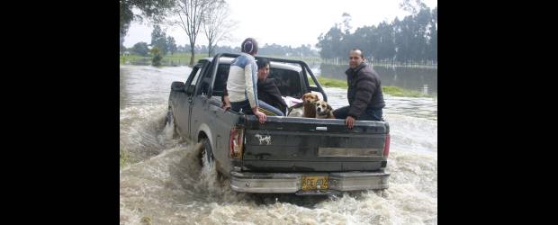 Lluvias mantienen al país en alerta | Johann López, Colprensa-Bogotá | Del invierno no se salvó ni siquiera la capital colombiana. El municipio de Mosquera fue blanco de las inundaciones causadas por el desbordamiento del río Bogotá.