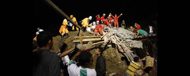 La tierra les sepultó la Navidad | | Jaime Pérez | Los habitantes de Calle Vieja hicieron una cadeneta humana para evacuar la tierra en baldes y ayudar a buscar con quienes han compartido tantas navidades.