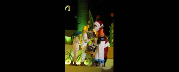 Papá Noel se goza con los niños la Navidad |