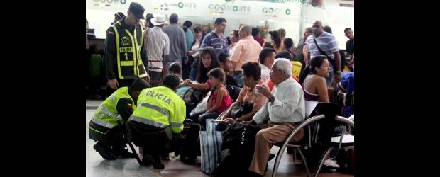 Seguridad, la clave en Navidad | Julio César Herrera | En las terminales Sur y Norte el movimiento es intenso. A pesar de las lluvias, no hay vías cerradas del todo en Antioquia y por eso no se han interrumpido los viajes. Las autoridades recomiendan abordar los buses en estos centros de llegada y salida de pasajeros, pues ofrecen más seguridad y garantías.