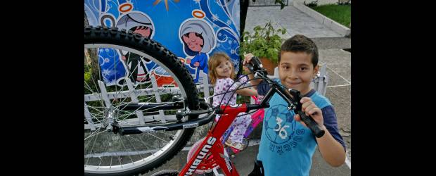 Niños gozaron con los traídos de Nochebuena | Esteban Vanegas | Isabela y su hermanito Andrés estaban emocionados con sus nuevas bicicletas. Ellos se levantaron muy temprano para estrenar los regalos que les trajo el Niño Dios.