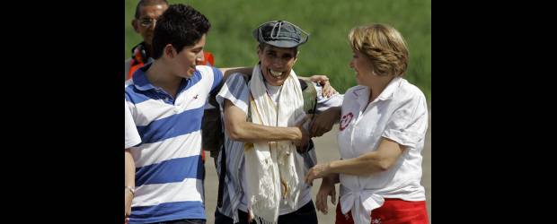 A la espera de las coordenadas | Archivo | La imagen corresponde a la liberación del exgobernador del Meta, Alan Jara, el 3 de febrero de 2009 después de un cautiverio de ocho años. Al igual que en este proceso, la Cruz Roja Internacional (CICR) y Brasil facilitarán la liberación de los cinco secuestrados anunciada el pasado 8 de diciembre por las Farc.
