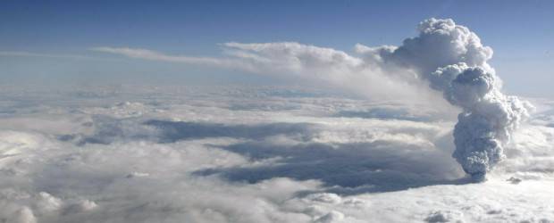 AP | No es la primera vez este año que el volcán Eyjafjallajokull hace erupción.