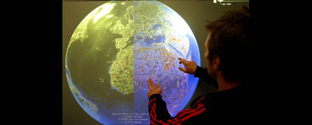 El atlas propone un mundo por descubrir | Archivo | Múltiples emprendimientos tecnológicos están basados en la georreferenciación por lo que es importante conocer e interpretar los mapas y los atlas, donde estos últimos se compilan. Entenderlos es una manera de situarse en el mundo y aprender sobre otras culturas y territorios.