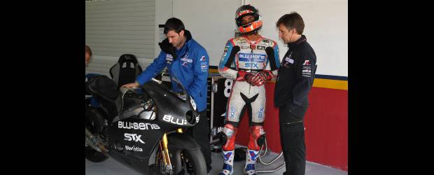 Hernández busca los secretos de su moto | Cortesía Blusens STX-Valencia, España | El piloto paisa Yonny Hernández estará, durante las próximas dos semanas, trabajando con sus mecánicos y los técnicos en la puesta a punto de la moto.