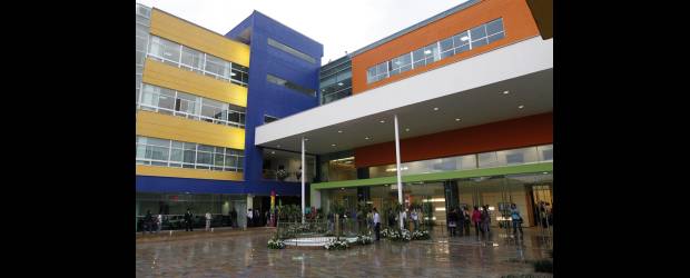 Comfama refuerza sus servicios en Bello | Edwin Bustamante | La nueva sede de Comfama está ubicada cerca al parque principal de Bello y tiene una capacidad de atención de 70 mil personas diarias, con servicios de salud, educación y cultura, créditos, seguros y subsidios.