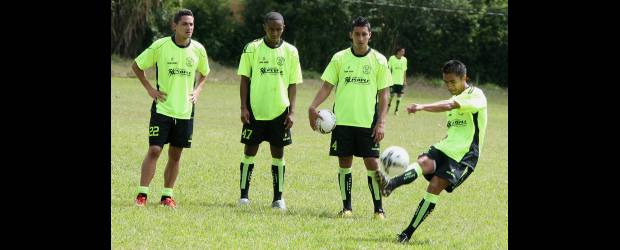 En Rionegro también 'canta' Johnny Rivera | Juan Antonio Sánchez | Johnny Rivera, quien impacta el balón mientras sus compañeros observan, es uno de los líderes del Rionegro que hoy será local del Pasto por la B.