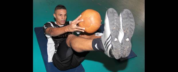 El goleador está de regreso | Donaldo Zuluaga | En su segunda etapa con Envigado, Jorge Horacio Serna podría llegar hoy a los 100 goles en el fútbol colombiano. A la línea principal también retorna Morantes.