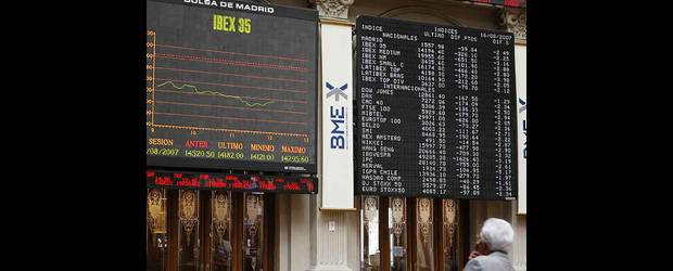Moody's bajó nota a deuda española | Archivo | La Bolsa de Valores de Madrid sintió ayer el efecto de la reducción de la calificación de la deuda española. El índice Ibex 35 bajó el 1,17 por ciento.
