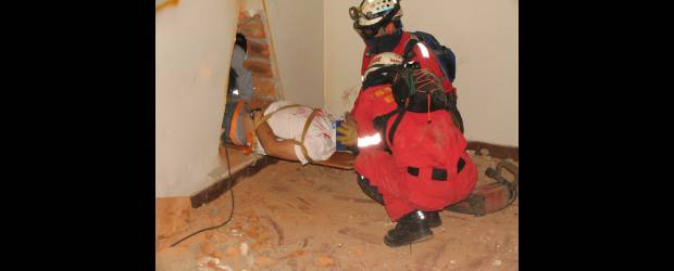 En las ruinas de su estación, los bomberos simularon tragedia | Jorge Osorio | Simulacro de rescate de una persona que quedó atrapada en una estructura colapsada, para lo cual los socorristas utilizaron herramienta especializada.