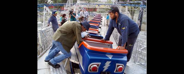 Parque Norte: lista la revisión, falta el dictamen | Cortesía Alcaldía Medellín | Los ingenieros Andrés Góez, a la izquierda en la imagen, y Rodrigo Botero, lideraron junto a operarios y personal de mantenimiento del Parque Norte la revisión a cada una de las 23 atracciones mecánicas con que cuenta el centro recreativo. Durante el cierre se ha hecho mantenimiento y mejoras locativas.
