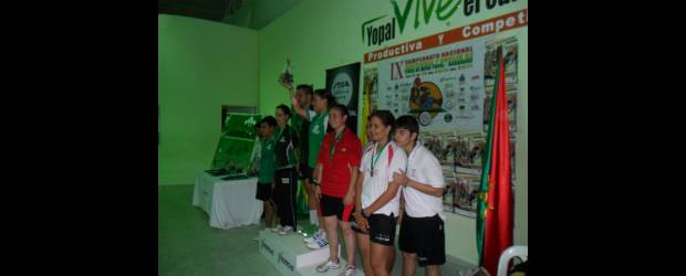 Colombia se doró en canotaje y Antioquia en tenis de mesa | Cortesía Indercas-Yopal, Casanare | Johana Araque, al lado de Jhonatan Salazar, levanta orgullosa el trofeo como campeona en dobles mixto mayores. Ahora viene el Suramericano en Envigado.