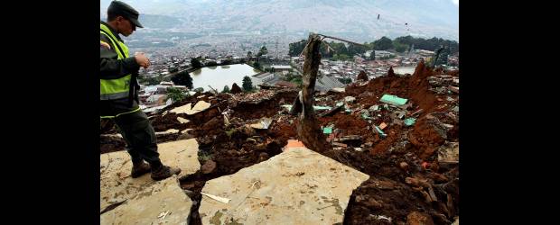 Alarma a tiempo salvó la vida a cinco familias | Jaime Pérez | Aunque el derrumbe, que destruyó cinco casas y dejó por lo menos otras 36 en riesgo, en el sector de Brisas del Jardín, no dejó víctimas ni lesionados, las familias viven allí su propio drama, en medio de la incertidumbre, porque no tienen claro a dónde ir, pues la amenaza de un nuevo deslizamiento es latente.