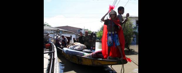 Nare reza para que baje el agua | Julio César Herrera | De 16 mil habitantes censados en Puerto Nare, 10 mil están afectados por el desbordamiento de los ríos Magdalena y Nare que tiene inundado casi el 90 por ciento del municipio. Muchos habitantes se resisten a abandonar sus casas, a pesar de tener el agua hasta el cuello.