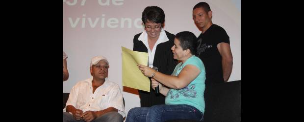 Rocío recibió su regalo de madres | Robinson Sáenz | Rocío Agudelo, en el centro, recibe el subsidio que le entrega Silvia Salazar, jefe de Vivienda de Comfama. Las observa, César Acevedo, otro beneficiario.