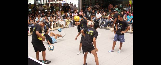 Magos del balón hicieron su show | Robinson Sáenz | El freestyle del fútbol se vivió en el centro comercial Monterrey, donde varios "magos" del balón se dedicaron a deleitar a los aficionados.
